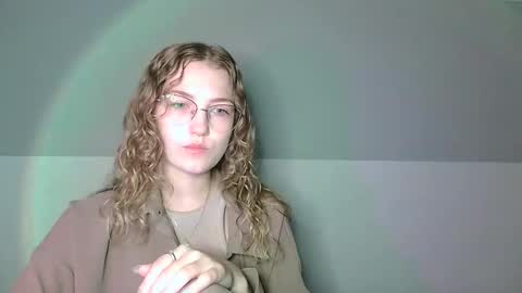 Snapshot of lily_tayberry chatting on 09.19.25 small lily online show from 09.19.25
