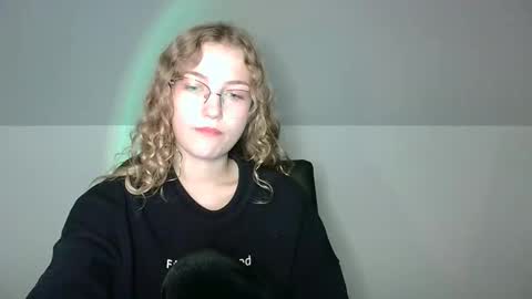 Snapshot of lily_tayberry chatting on 10.01.25 small lily online show from 10.01.25