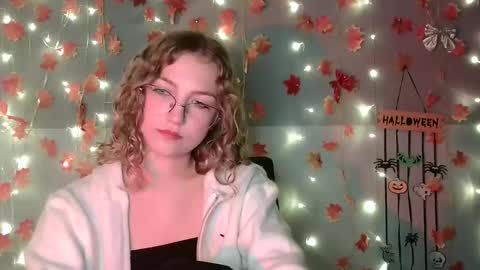 Snapshot of lily_tayberry chatting on 10.02.25 small lily online show from 10.02.25