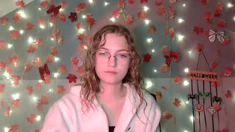 Snapshot of lily_tayberry chatting on 10.03.25 small lily online show from 10.03.25