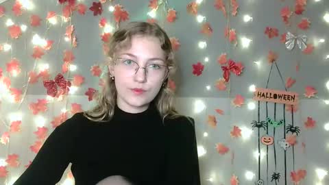 Snapshot of lily_tayberry chatting on 10.07.25 small lily online show from 10.07.25