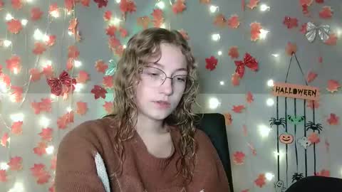 Snapshot of lily_tayberry chatting on 10.08.25 small lily online show from 10.08.25