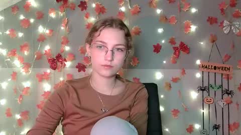 Snapshot of lily_tayberry chatting on 10.09.25 small lily online show from 10.09.25