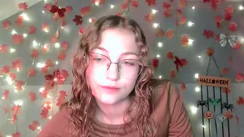 Snapshot of lily_tayberry chatting on 10.13.25 small lily online show from 10.13.25