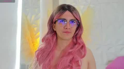 Lily Thompsom online show from 12.11.24