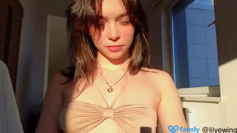 Snapshot of lilyewing_ chatting on 02.20.25 Lily online show from 02.20.25