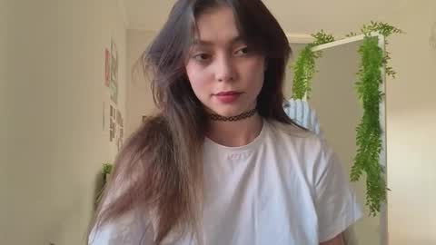 Snapshot of lilyewing_ chatting on 09.10.25 Lily online show from 09.10.25