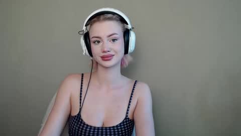 linacute52 online show from 10.18.25