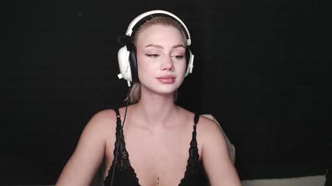 linacute52 online show from 11.13.25