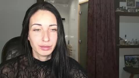 LinaLivee online show from 10.20.25