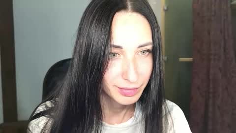 LinaLivee online show from 11.20.25