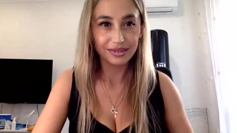 Snapshot of linavora chatting on 11.18.25 linavora online show from 11.18.25