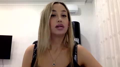 linavora online show from 11.22.25