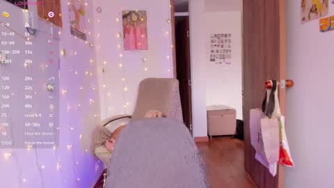 Giggles  online show from 09.18.25