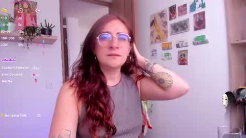 Snapshot of linda_giggle chatting on 06.12.26 Giggles online show from 06.12.26