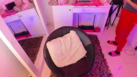 Lindaa maria  online show from 10.25.25