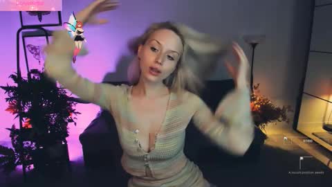 Snapshot of linda_roxy chatting on 11.05.25 Linda online show from 11.05.25