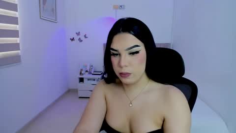 Snapshot of linda_zaam8386 chatting on 09.17.25 online show from 09.17.25