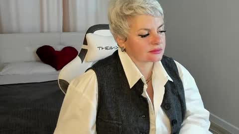 Linda Zefir online show from 04.11.26