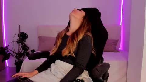 Linda  --  online show from 11.07.25