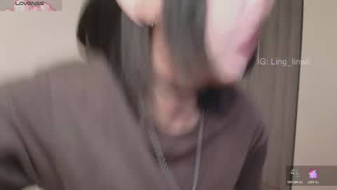 Snapshot of ling_meow chatting on 04.25.26 Ling online show from 04.25.26