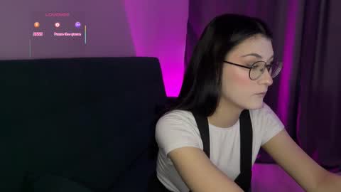 Snapshot of linna4cute chatting on 11.24.25 Welcome honey Im Linna 3 online show from 11.24.25