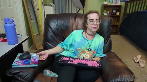 Linzy19 online show from 12.25.24