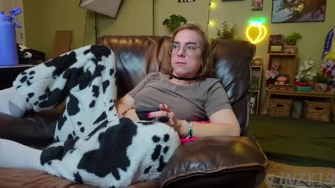 Linzy19 online show from 01.31.25