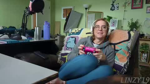 Linzy19 online show from 02.21.25