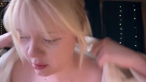 -Lisa- Help me to reach 100 thumbs up3 online show from 03.22.26