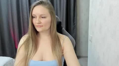 Snapshot of lisavanoranje chatting on 11.30.25 Lisa online show from 11.30.25