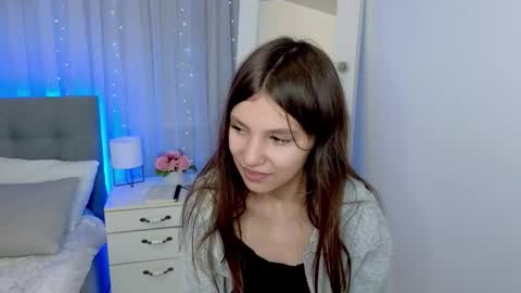 Snapshot of little__lunaa chatting on 11.13.25 online show from 11.13.25