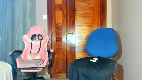 Snapshot of little_africa chatting on 02.17.26 little_africa online show from 02.17.26