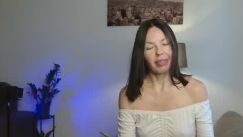Snapshot of little_nicole_ chatting on 10.05.25 Nicole online show from 10.05.25