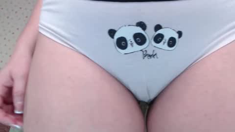 Snapshot of little_pearl_ chatting on 10.23.25 Adaline online show from 10.23.25