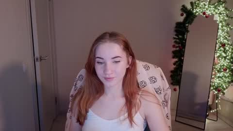 Snapshot of little_pretty_woman chatting on 12.17.24 little_pretty_woman online show from 12.17.24