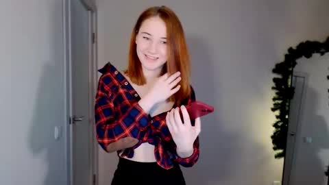 Snapshot of little_pretty_woman chatting on 02.19.25 little_pretty_woman online show from 02.19.25