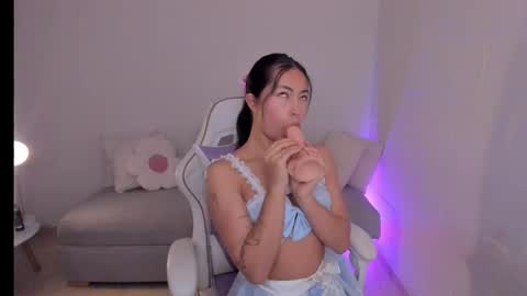 Snapshot of little_xioo chatting on 11.04.25 Xiom online show from 11.04.25