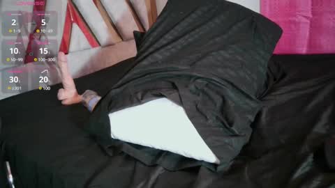 Snapshot of littleaysheel chatting on 02.05.25 littleaysheel online show from 02.05.25