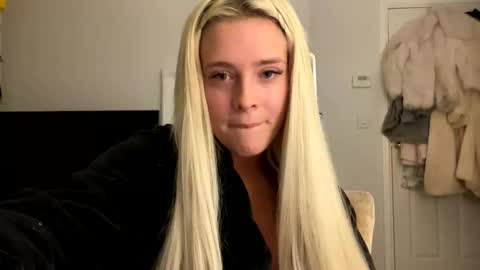 Snapshot of littleblonde010 chatting on 11.14.25 Littleblonde010 online show from 11.14.25