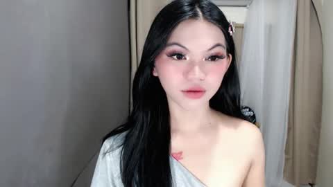 Snapshot of littlelace_ chatting on 05.17.26 littlelace_ online show from 05.17.26
