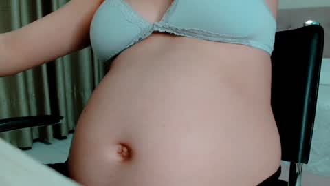 Snapshot of littlemolly_pregnant chatting on 01.12.25 Sarahs Room online show from 01.12.25