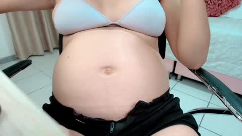 Snapshot of littlemolly_pregnant chatting on 01.29.25 Sarahs Room online show from 01.29.25