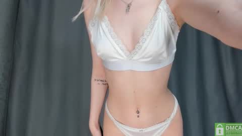 Snapshot of litttle_ladyy chatting on 10.18.25 Nikol online show from 10.18.25