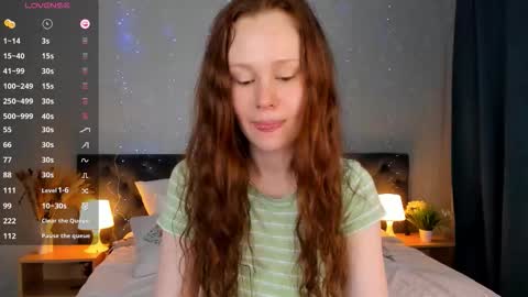 Snapshot of livelyluna chatting on 09.27.25 livelyluna online show from 09.27.25
