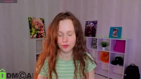 Snapshot of livelyluna chatting on 09.29.25 livelyluna online show from 09.29.25