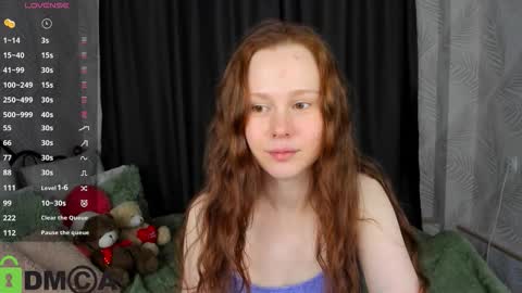 Snapshot of livelyluna chatting on 10.10.25 livelyluna online show from 10.10.25