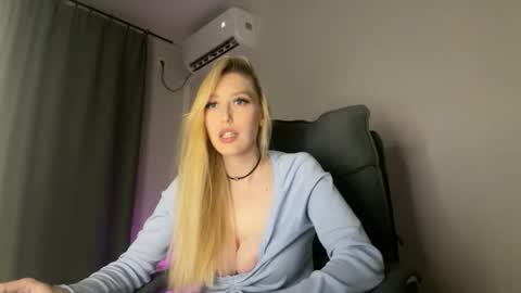Snapshot of liya_ray chatting on 10.20.25 Liya Ray online show from 10.20.25
