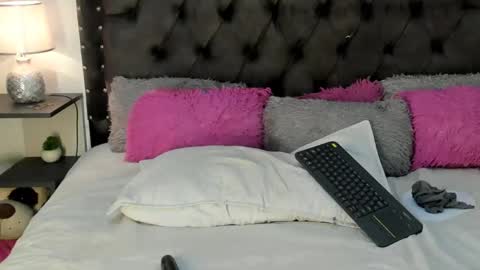 Snapshot of lizathomson_ chatting on 02.19.25 liza online show from 02.19.25