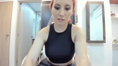 Snapshot of lizzdoux chatting on 09.30.25 lizzdoux online show from 09.30.25